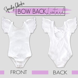 Pode incluir: Macac&atilde;o branco com mangas bufantes e um la&ccedil;o nas costas. O macac&atilde;o &eacute; chamado de "Squishy Cheeks Bow Back Leotard".