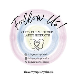 Puede incluir: Un gr&aacute;fico colorido con el texto "Follow Us!" en un c&iacute;rculo con un lazo y un coraz&oacute;n en el centro. El texto "CHECK OUT ALL OF OUR LATEST PRODUCTS!" est&aacute; debajo del c&iacute;rculo. Los iconos de redes sociales para Instagram, Facebook y TikTok se enumeran debajo del texto con el nombre de usuario "babysquishycheeks". El hashtag #lovemysquishycheeks est&aacute; en la parte inferior del gr&aacute;fico.