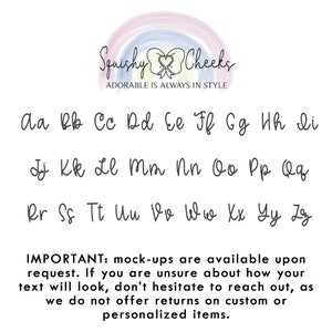 Puede incluir: Un gr&aacute;fico de arco&iacute;ris colorido con el texto "Squishy Cheeks" y el lema "Adorable is always in style". La imagen tambi&eacute;n incluye un alfabeto escrito a mano en min&uacute;sculas.