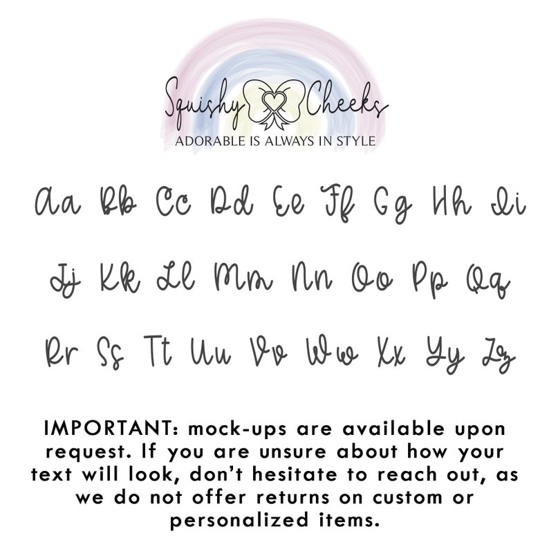 Puede incluir: Un gr&aacute;fico de arco&iacute;ris colorido con el texto "Squishy Cheeks" y el lema "Adorable is always in style". La imagen tambi&eacute;n incluye un alfabeto escrito a mano en min&uacute;sculas.