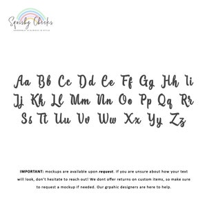Puede incluir: Un gr&aacute;fico del alfabeto en una fuente cursiva. Las letras est&aacute;n en min&uacute;sculas y est&aacute;n ordenadas alfab&eacute;ticamente. El texto "Squishy Cheeks" est&aacute; en la parte superior de la imagen. El texto "Adorable is always in style" est&aacute; debajo del t&iacute;tulo. El texto "IMPORTANT: mockups are available upon request. If you are unsure about how your text will look, don't hesitate to reach out! We don't offer returns on custom items, so make sure to request a mockup if needed. Our graphic designers are here to help." est&aacute; en la parte inferior de la imagen.