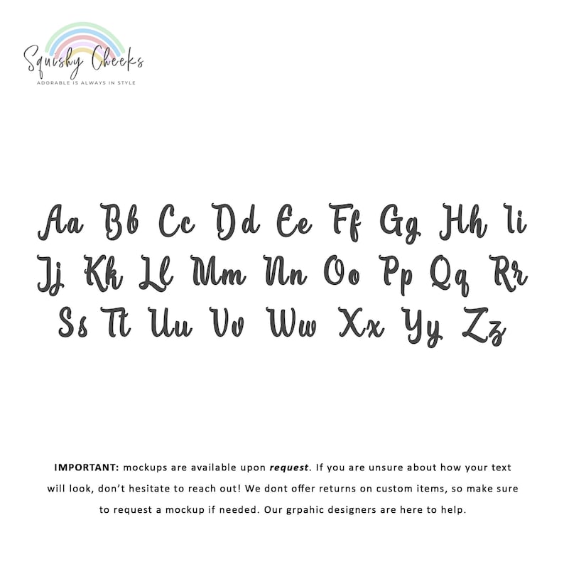 Puede incluir: Un gr&aacute;fico del alfabeto en una fuente cursiva. Las letras est&aacute;n en min&uacute;sculas y est&aacute;n ordenadas alfab&eacute;ticamente. El texto "Squishy Cheeks" est&aacute; en la parte superior de la imagen. El texto "Adorable is always in style" est&aacute; debajo del t&iacute;tulo. El texto "IMPORTANT: mockups are available upon request. If you are unsure about how your text will look, don't hesitate to reach out! We don't offer returns on custom items, so make sure to request a mockup if needed. Our graphic designers are here to help." est&aacute; en la parte inferior de la imagen.