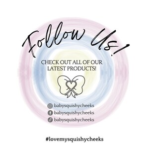 Puede incluir: Un gr&aacute;fico colorido con el texto "Follow Us!" en un c&iacute;rculo con un lazo y un coraz&oacute;n en el centro. El texto "CHECK OUT ALL OF OUR LATEST PRODUCTS!" est&aacute; debajo del c&iacute;rculo. Los iconos de redes sociales para Instagram, Facebook y TikTok se enumeran debajo del texto con el nombre de usuario "babysquishycheeks". El hashtag #lovemysquishycheeks est&aacute; en la parte inferior del gr&aacute;fico.
