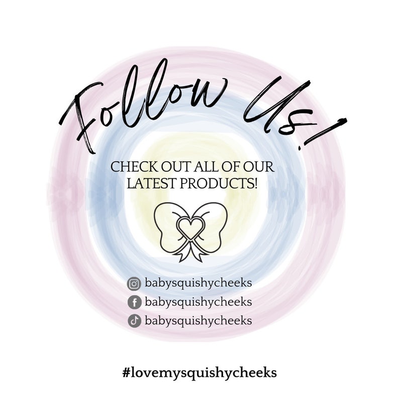 Puede incluir: Un gr&aacute;fico colorido con el texto "Follow Us!" en un c&iacute;rculo con un lazo y un coraz&oacute;n en el centro. El texto "CHECK OUT ALL OF OUR LATEST PRODUCTS!" est&aacute; debajo del c&iacute;rculo. Los iconos de redes sociales para Instagram, Facebook y TikTok se enumeran debajo del texto con el nombre de usuario "babysquishycheeks". El hashtag #lovemysquishycheeks est&aacute; en la parte inferior del gr&aacute;fico.