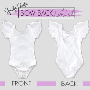 Puede incluir: Leotardo blanco con un lazo en la espalda y mangas con volantes. El leotardo se muestra desde el frente y la espalda. El texto "Squishy Cheeks BOW BACK Leotard" est&aacute; en la parte superior de la imagen.