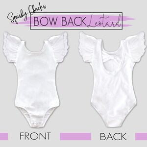 Puede incluir: Leotardo blanco con mangas con volantes y un lazo en la espalda. El leotardo se llama "Squishy Cheeks Bow Back Leotard".