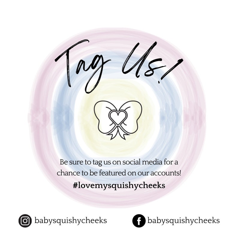 Puede incluir: Un gr&aacute;fico colorido con un dise&ntilde;o de c&iacute;rculo de arco&iacute;ris y un lazo con un coraz&oacute;n en el centro. El texto "Tag Us!" est&aacute; escrito en cursiva negra. El texto "Be sure to tag us on social media for a chance to be featured on our accounts! #lovemysquishycheeks" est&aacute; escrito en negro. El texto "babysquishycheeks" est&aacute; escrito en negro con un icono de Instagram y un icono de Facebook.