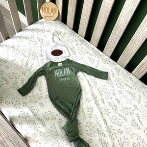 Tenue en bambou pour nouveau-né pour bébé garçon, robe nouée personnalisée pour bébé garçon, tenue pour nouveau-né, monogramme, prénom, bonnet, tenue pour le retour à la maison image 4