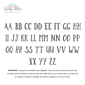 Puede incluir: Un gr&aacute;fico del alfabeto en letras may&uacute;sculas y min&uacute;sculas, con cada letra en una fuente de escritura a mano. El texto debajo del gr&aacute;fico dice "IMPORTANTE: las maquetas est&aacute;n disponibles a pedido. Si no est&aacute; seguro de c&oacute;mo se ver&aacute; su texto, no dude en comunicarse. No ofrecemos devoluciones en art&iacute;culos personalizados, as&iacute; que aseg&uacute;rese de solicitar una maqueta si es necesario. Nuestros dise&ntilde;adores gr&aacute;ficos est&aacute;n aqu&iacute; para ayudarlo."