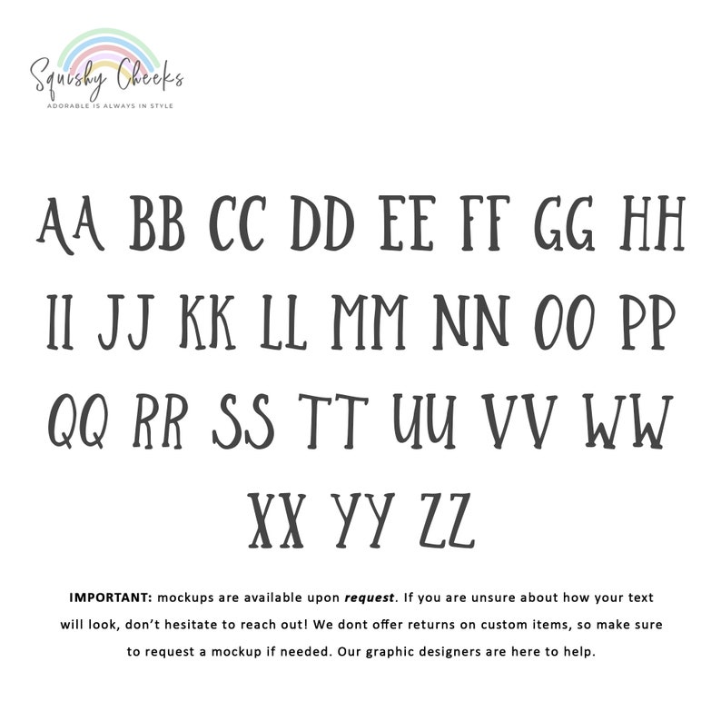 Puede incluir: Un gr&aacute;fico del alfabeto en letras may&uacute;sculas y min&uacute;sculas, con cada letra en una fuente de escritura a mano. El texto debajo del gr&aacute;fico dice "IMPORTANTE: las maquetas est&aacute;n disponibles a pedido. Si no est&aacute; seguro de c&oacute;mo se ver&aacute; su texto, no dude en comunicarse. No ofrecemos devoluciones en art&iacute;culos personalizados, as&iacute; que aseg&uacute;rese de solicitar una maqueta si es necesario. Nuestros dise&ntilde;adores gr&aacute;ficos est&aacute;n aqu&iacute; para ayudarlo."
