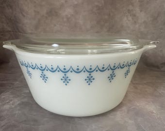 PYREX Snowflake Blue Garland 1.5 Qt Casserole 474 with Original Lid ~ Pristine Condition