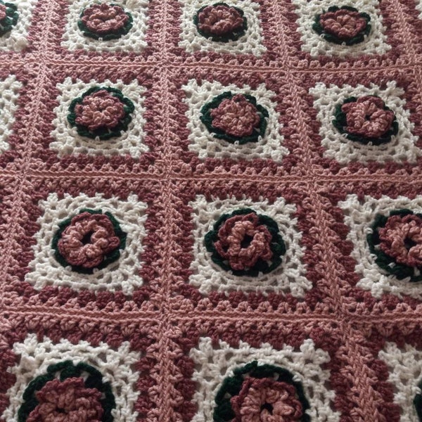 Beautiful Hand Made Granny Square Rose Pattern Afghan ~ Pink Cranberry Green White ~ Unused FREE SHIP