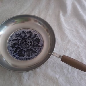 Vintage Duralyne Aluminum Pan Wood Handle Blue Tulip Center~ 9&quot;~ FREE SHIP
