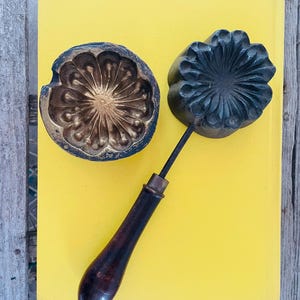 Antique Baking Mold-Baking Press- Batter Mold-Vintage Kitchen-Cooking Equipment-Baking Tool-Flower