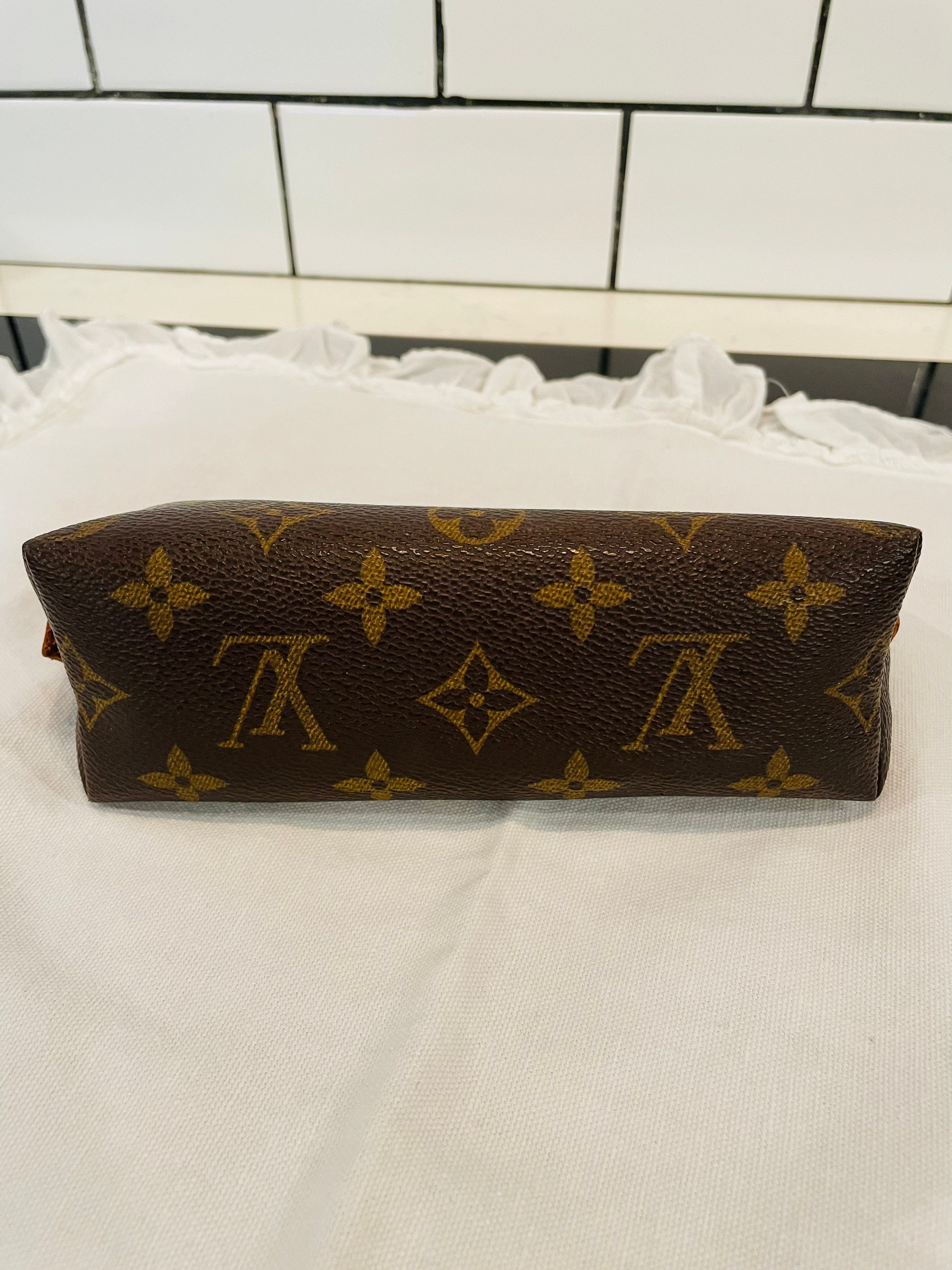 Louis Vuitton Green Orsay Epicea Taiga Leather Wristlet 868595 Cosmetic Bag  For Sale at 1stDibs