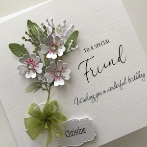 Może przedstawiać: Biała kartka z zielonym kwiatowym zdobieniem i tekstem "To a special Friend Wishing you a wonderful birthday Christine".