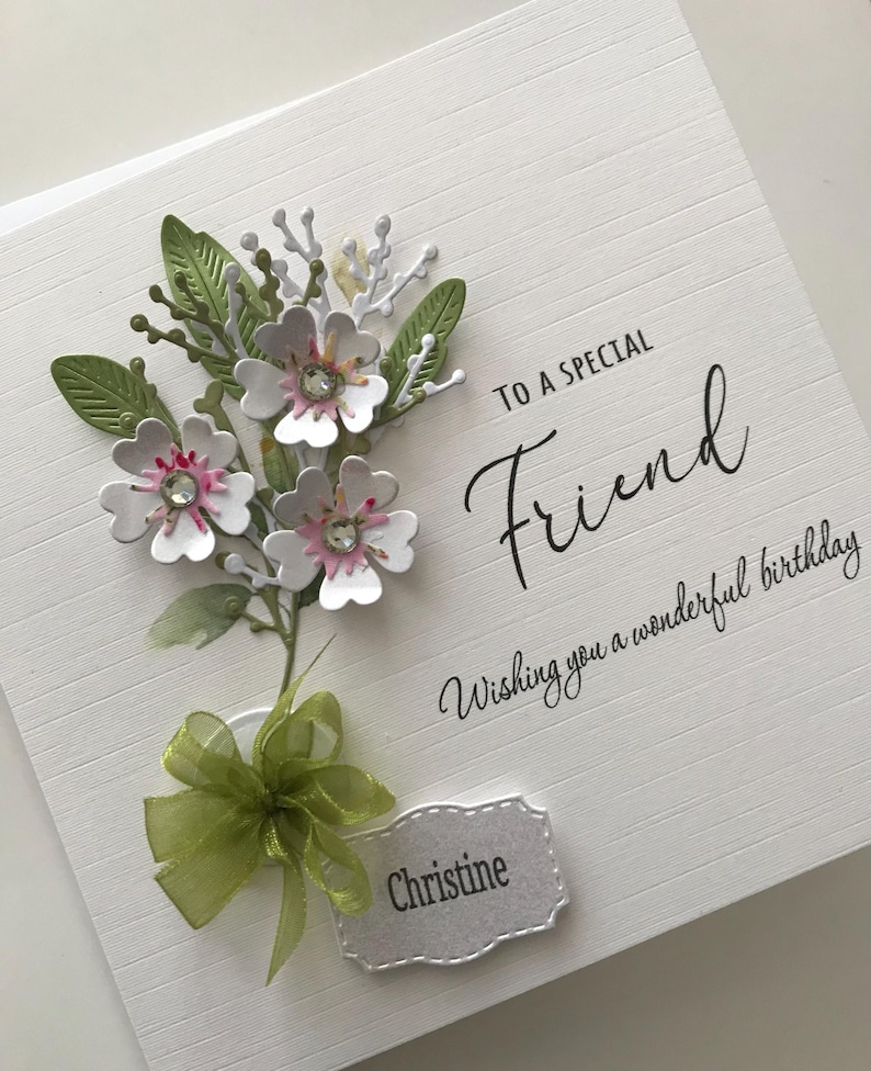 Może przedstawiać: Biała kartka z zielonym kwiatowym zdobieniem i tekstem "To a special Friend Wishing you a wonderful birthday Christine".