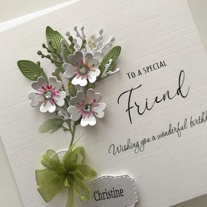 Może przedstawiać: Biała kartka z zieloną kokardką i kwiatowym wzorem. Na kartce napisano "To a special Friend Wishing you a wonderful birthday" i podpisano "Christine".