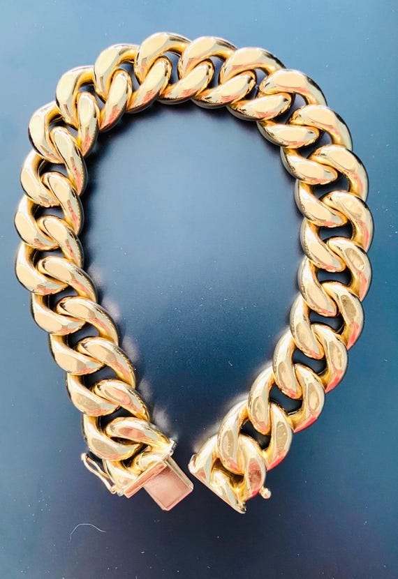 18kt gold. Gorgeous Vintage UnoAErre flat, chunky,  curb link bracelet.
