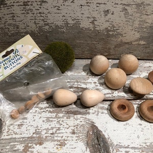 Peut inclure: Un paquet de boutons de meubles en bois de 5/8 pouce, avec 30 par paquet, ainsi qu'une variété de boutons et de boutons en bois de différentes formes et tailles.