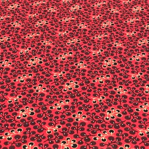 Piccole trapunte per tessuto Henry Glass and Co, bacche nere e grigie su rosso, 100% cotone - taglio da 2 3/4 yard