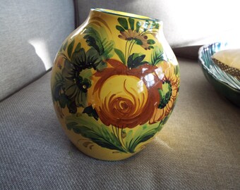7" Italian yellow Deruta pottery floral  vase  majolica Nova Rosa
