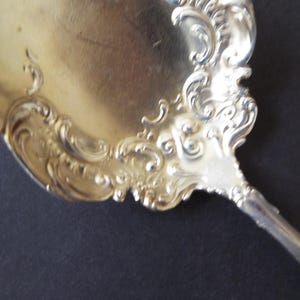 Cuchara para servir antigua, ornamentada y en relieve, plateada, 1847, cubiertos de repuesto Rogers Bros. imagen 2