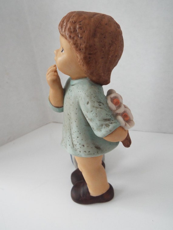 旧西ドイツのGoebel 社製　カーディナル　磁器製フィギュア Goebel Nina Marco Limpke Porcelain Child Figurine Flower Bouquet