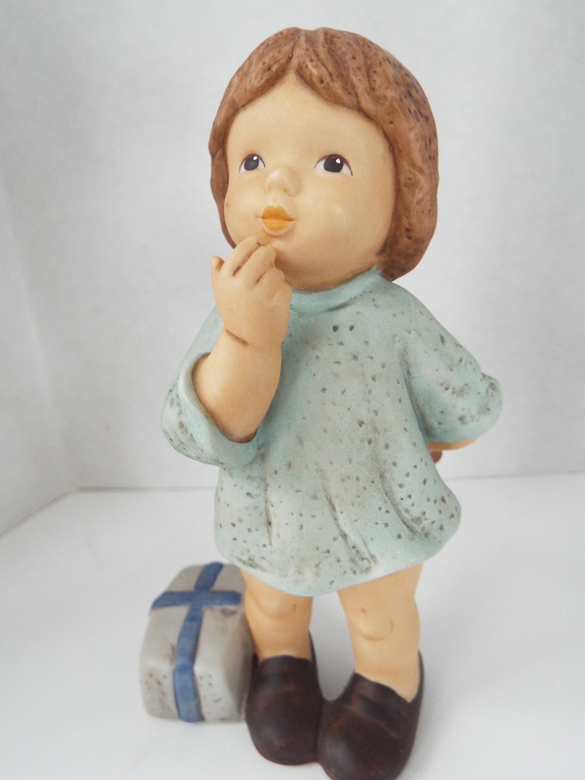 Goebel Nina Marco Limpke Porcelain Child Figurine Flower Bouquet
