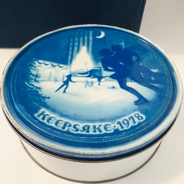 1978 Cake master Exclusive “KEEPSAKE” Fruitcake Tin / Rockefeller Center Ice Rink /  Moonlit Ice Rink / Manhattan Landmark / Ice Skater Gift