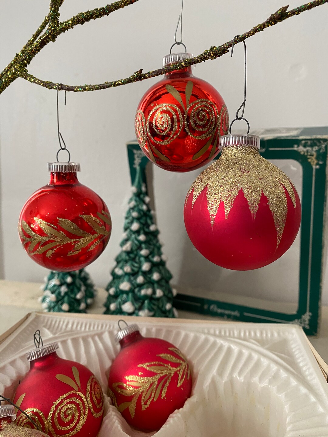 Extraordinary Red And Gold Christmas Bulbs Images