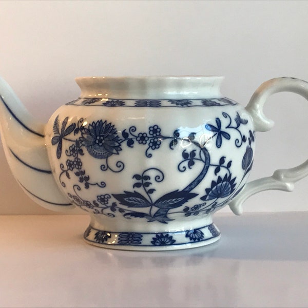 vintage, Vienna Woods White and Blue, Teapot, No Lid, Blue Onion par Seymour Mann Fine China, Remplacement Made in Japan