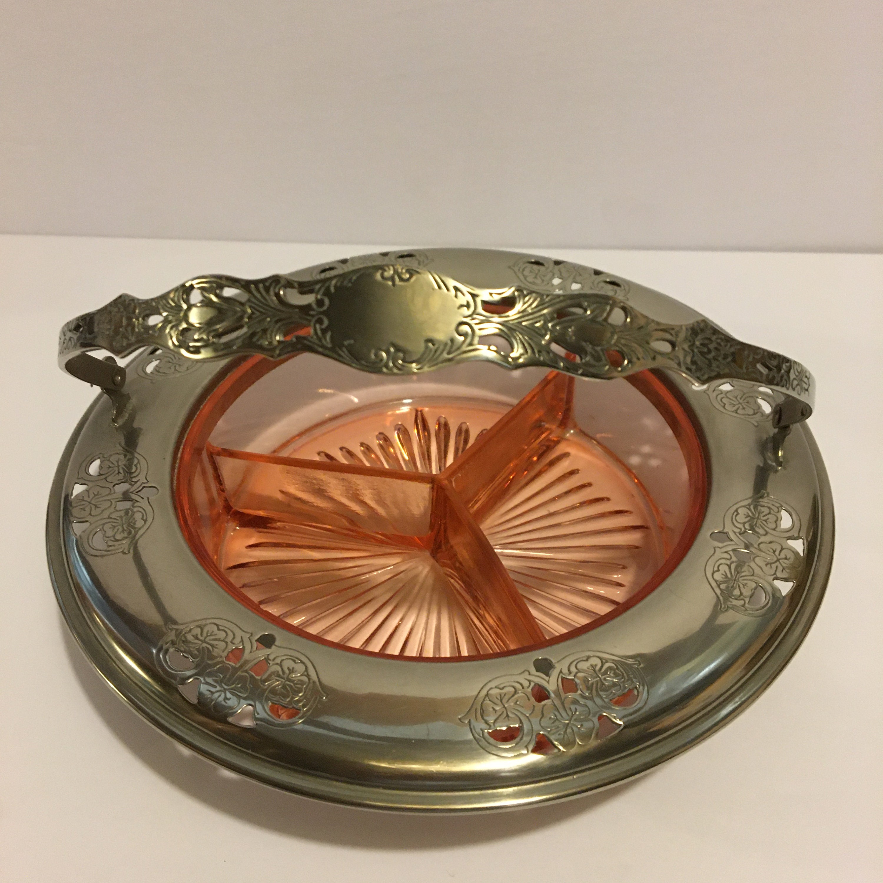 ピンクのディプレッショングラス、キャンディ皿、ディバイデッド