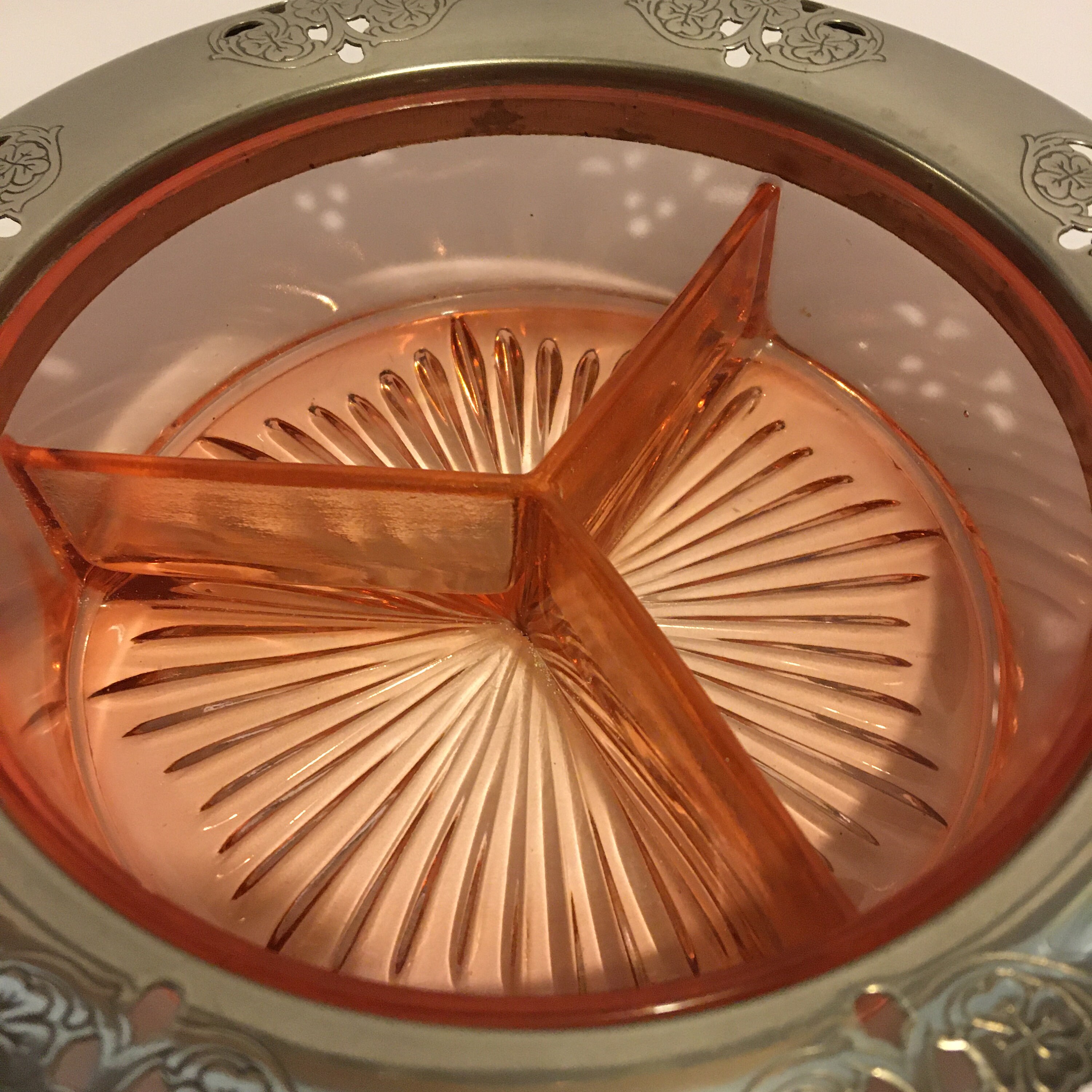 ピンクのディプレッショングラス、キャンディ皿、ディバイデッド