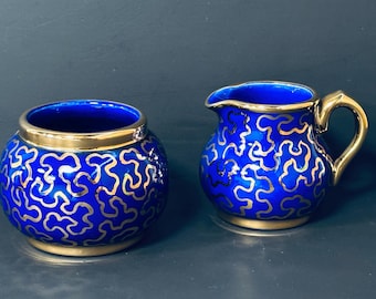 Juego de azucarero y lechera Sudlow’s Burslem, azul cobalto y dorado, Inglaterra, 1930, 50 unidades.