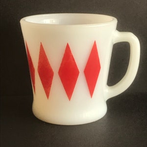Pode incluir: Caneca de cerâmica branca com um padrão de diamantes vermelhos.