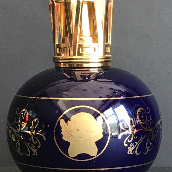 vintage, lampe Berger en céramique EDEN, porcelaine bleu cobalt et or, bouteille de parfum maison motif ange, diffuseur d’huile parfumée décoration intérieure