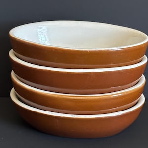 Op de afbeelding: Een set van drie keramische mokken met een gespikkelde, matte afwerking. De mokken zijn in crème, lichtgrijs en donkergrijs. Elke mok heeft een eenvoudig, minimalistisch ontwerp.