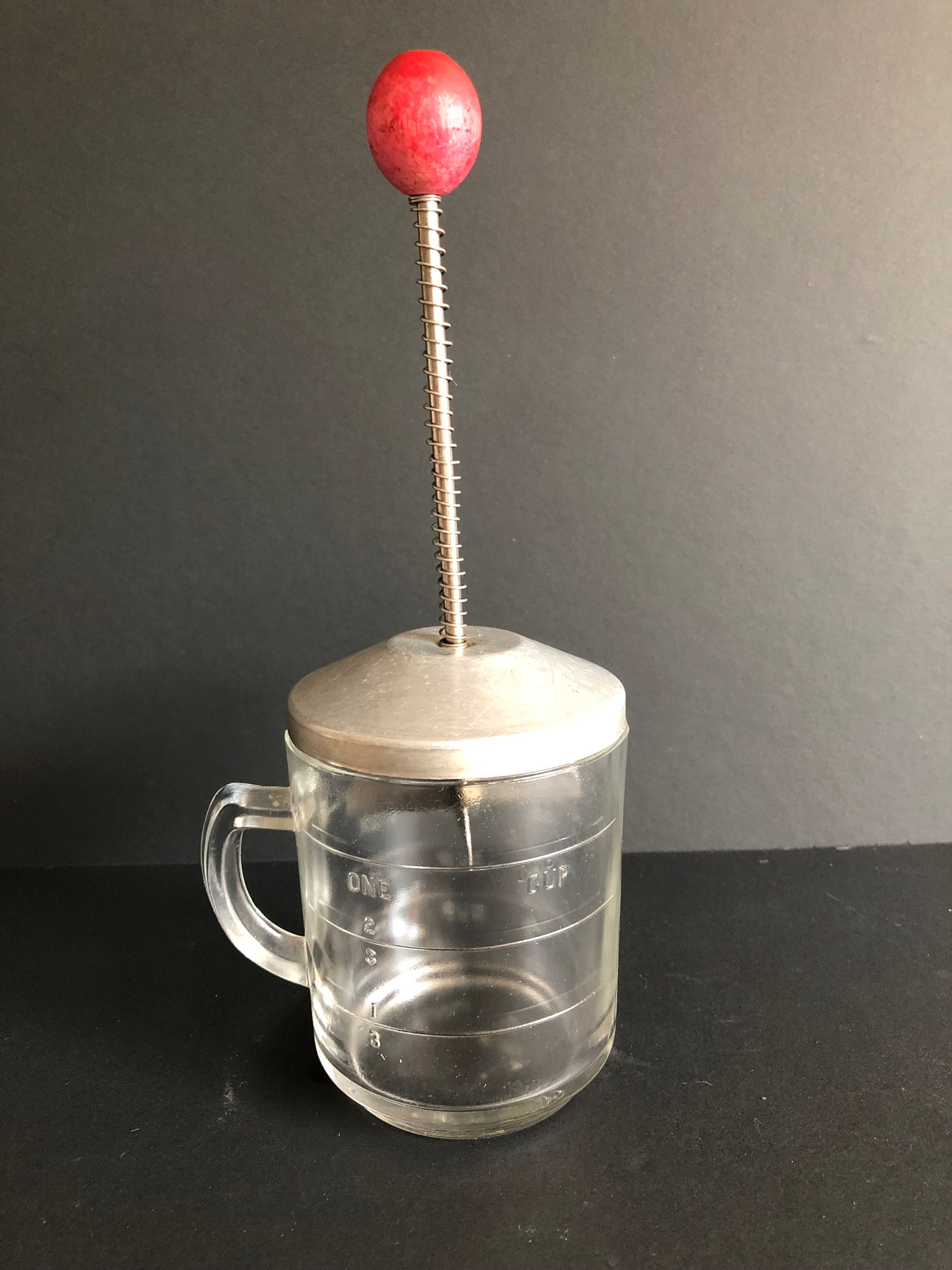 vintage nut chopper dominion glass company avec verre à mesurer contener