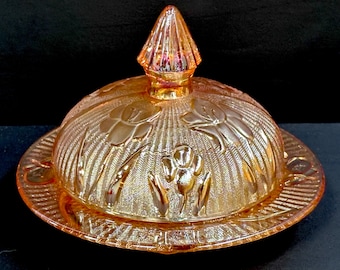 Preciosa mantequera redonda vintage con tapa abovedada de la reconocida Jeannette Glass Company, con el icónico diseño "Iris & Herringbone".