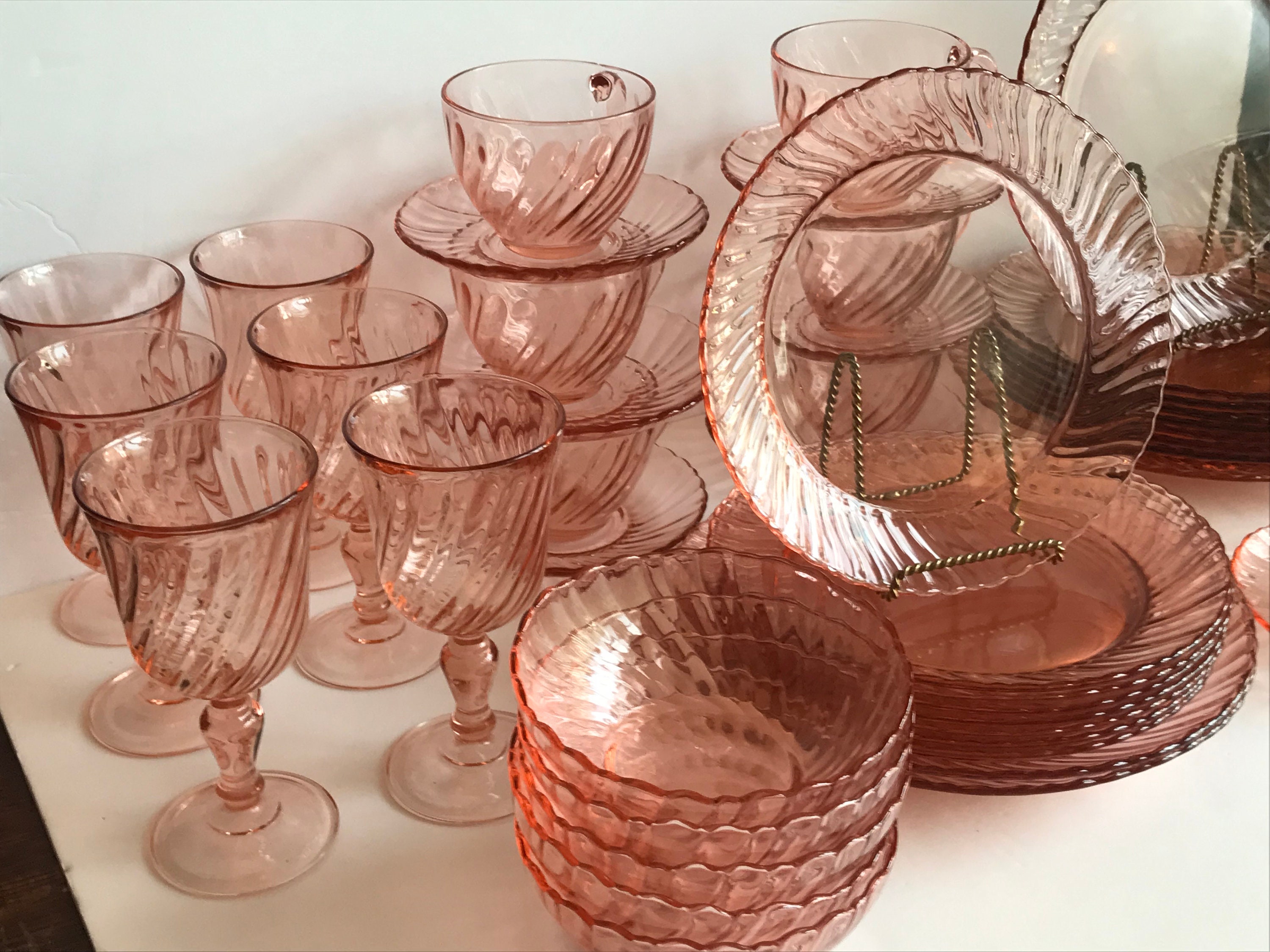 Vintage Remolino rosalino rosa Juego de 46 piezas Copas de vino Platos llanos Platos de ensalada Platillos de taza y mas ajuste para 8 Hecho en Francia Etsy Mexico