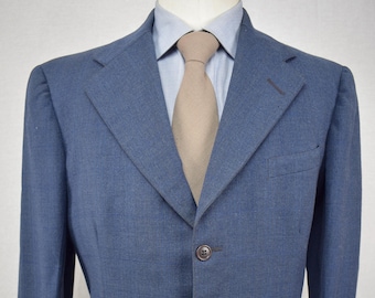 Talla: 40R 1939-1949 Town Clad Abrigo de traje de lana azul medio liso con tres botones