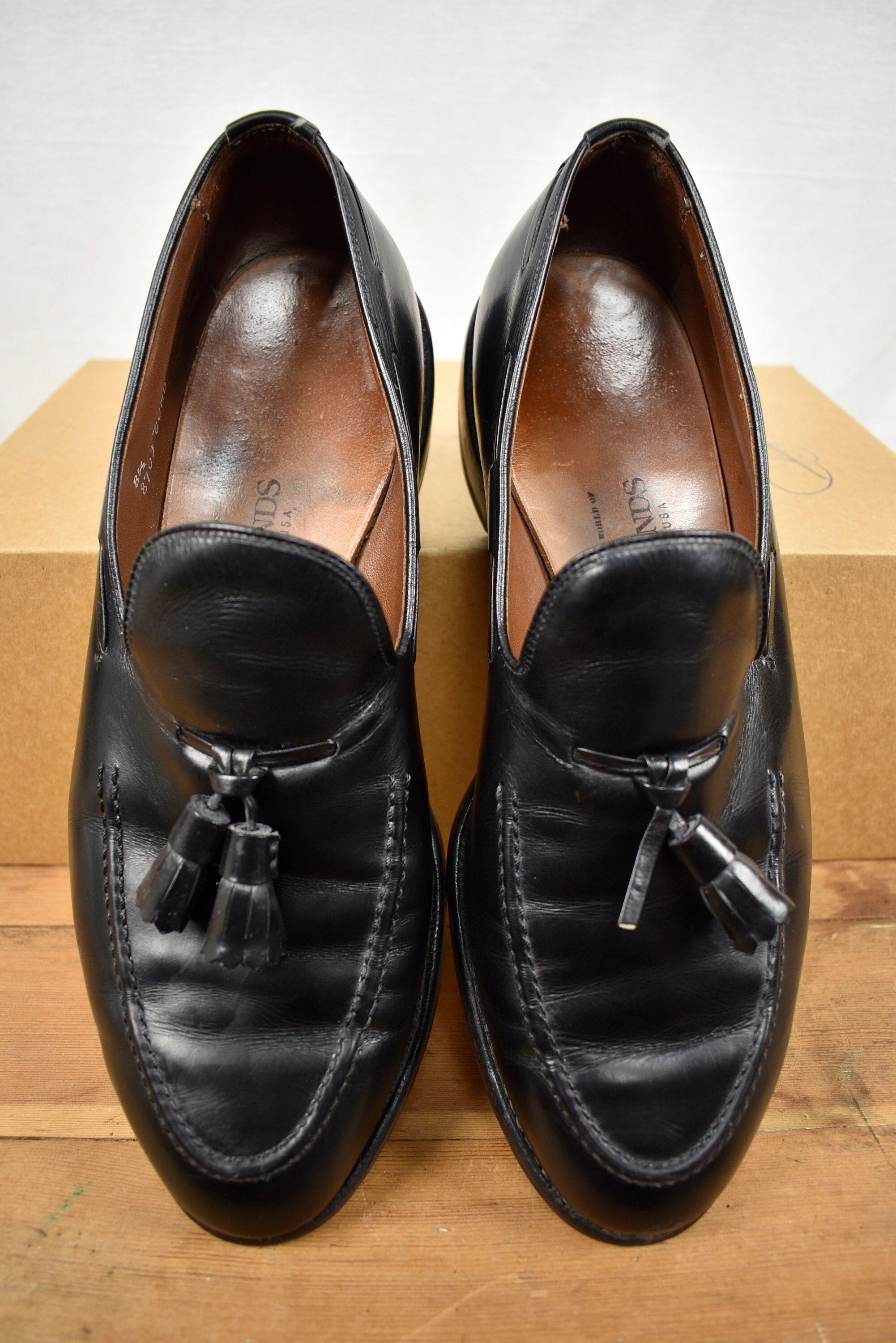 Allen Edmonds Saratoga Black Moc Toe Tassel Loafer Size: 8.5