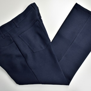 Puede incluir: Un pantalón azul oscuro de pierna recta con un bolsillo trasero.