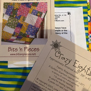 以下が含まれることがあります： 「クレイジーエイト」と呼ばれるキルトパターンのクローズアップ。8つのキルトの四分円を使用してキルトを作るための指示が含まれています。このパターンはBits 'n Piecesによるもので、96.5cm×114.3cmのキルトに必要な生地の要件が含まれています。