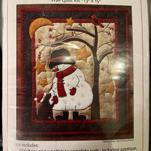 Puede incluir: Un kit de colcha de pared con un muñeco de nieve con una bufanda roja y un perro negro. El kit incluye todas las telas, fieltro de lana, patrones e instrucciones para completar la colcha. La colcha mide 33 cm por 38 cm.
