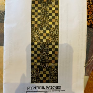 Plentiful Patches table runner, pattern by Aardvark Quilts.