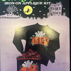 Peut inclure: Un kit d'application thermocollante noir pour chemises d'Halloween avec un fantôme, des citrouilles et un panier de maïs sucré. Le kit comprend des instructions et tous les matériaux nécessaires pour créer une chemise d'Halloween festive. Le kit est de la marque "Cute Loot".