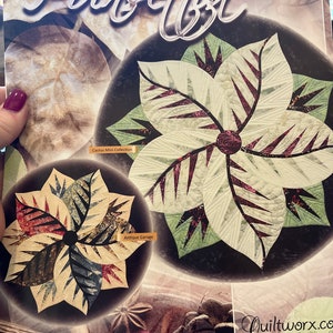 Könnte beinhalten: Ein Buch mit dem Titel "Poinsettia" mit einem grünen, weißen und burgunderfarbenen Poinsettien-Design auf dem Cover. Das Buch ist Teil der Kollektion "Timeless Treasures" und enthält die Muster "Antique Garage" und "Cactus Mini Collection".