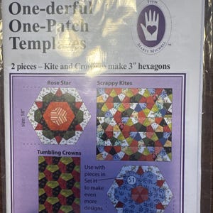 Könnte beinhalten: Eine Packung Marti Michell One-derful One-Patch Schablonen. Das Paket enthält Schablonen für 7,6 cm Kite- und Crown-Designs. Das Paket zeigt Beispiele für Rose Star, Scrappy Kites, Tumbling Crowns und andere Designs. Die fertige Blockgröße beträgt 51,4 cm.